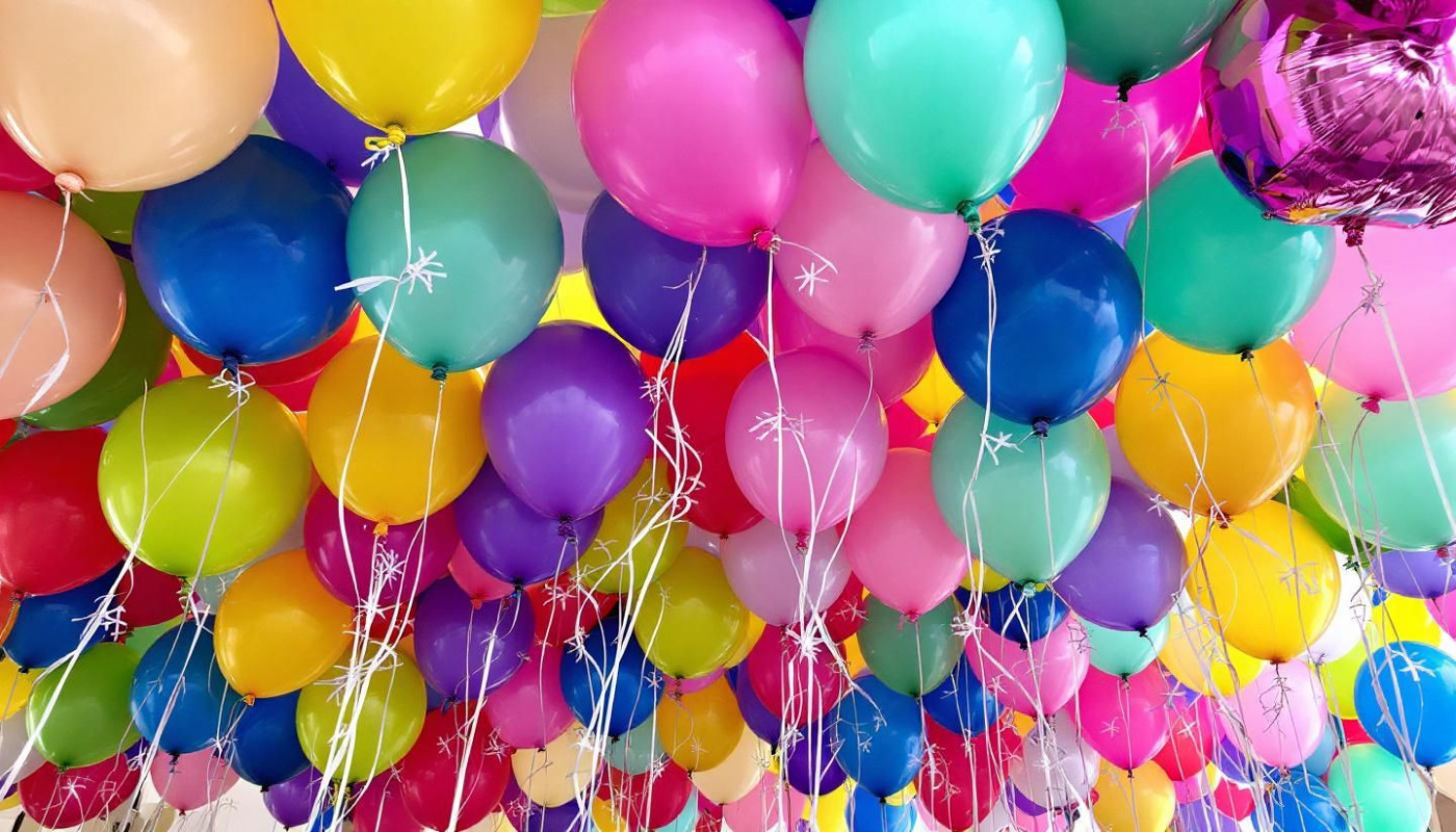 Comment choisir la taille et la matière d'un ballon hélium pour votre événement ?